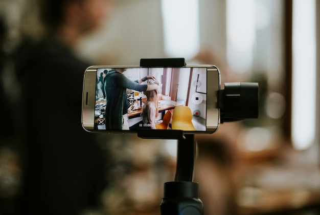 Foto smartphone collegato a un giunto cardanico