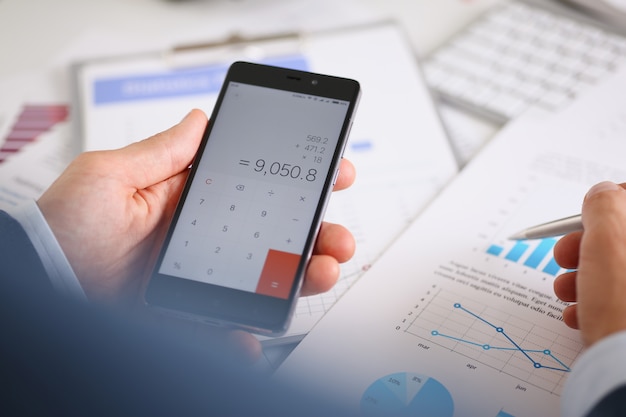 Smartphone-calculator en financiële statistieken over infographics