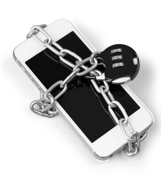 Foto smartphone sotto catena e lucchetto - concetto di sicurezza del telefono - immagine isolata