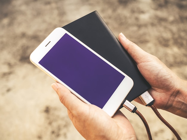 Smartphone che carica la batteria dalla batteria esterna