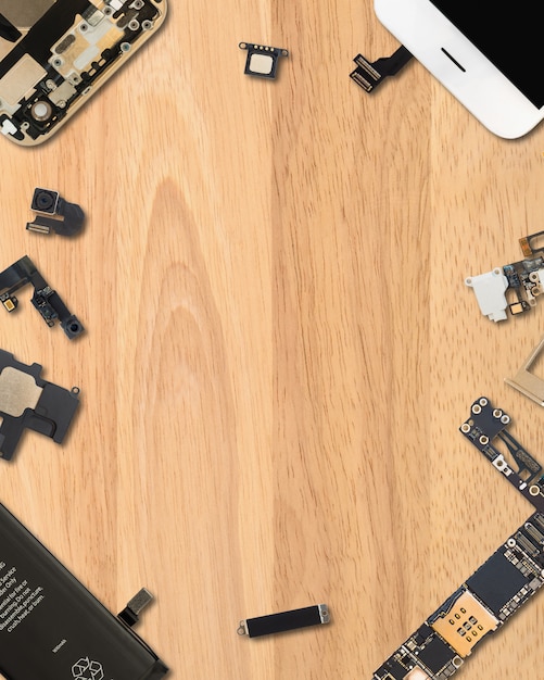 Smartphone-componenten op houten achtergrond