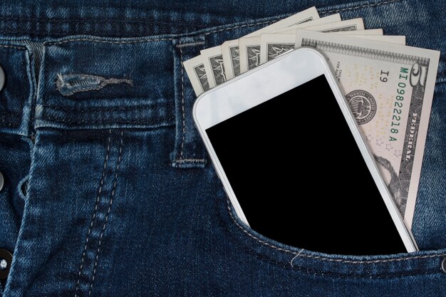 Smartphone en geld in zakjeans.