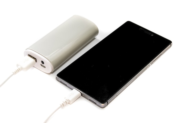 Smartphone en powerbank geïsoleerd op een witte achtergrond