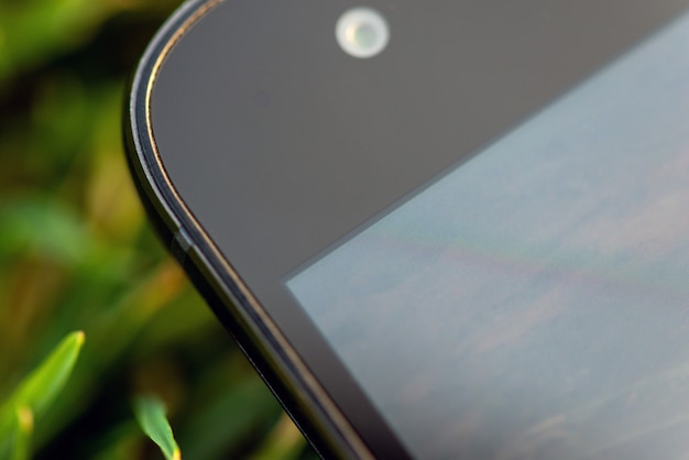 Фото Фронтальная камера для смартфонов и крупным планом на зеленой траве