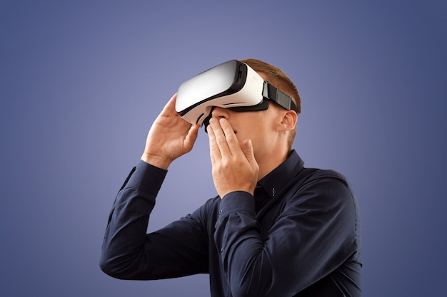 Smartphone gebruiken met VR-bril. Man met virtual reality-bril. Virtuele realiteit vandaag.