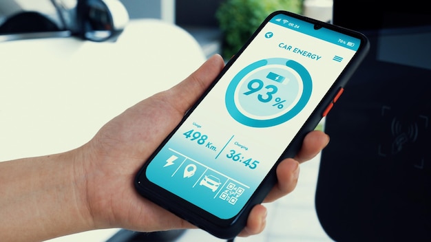 Smartphone geeft de batterijstatus weer op de slimme EV mobiele applicatie Peruse