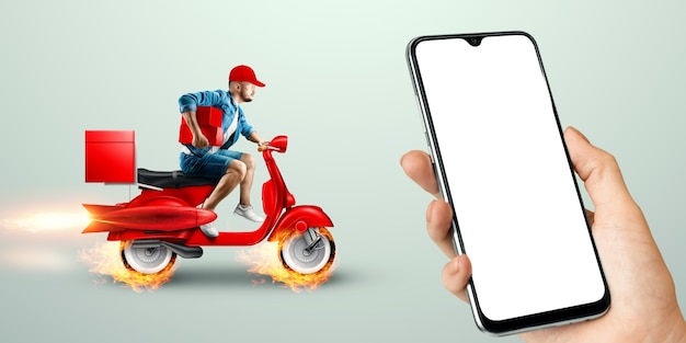 Smartphone in mano e fattorino veloce su uno scooter rosso. concetto di consegna, ordine online, consegna cibo, ultimo miglio, banner, modello.