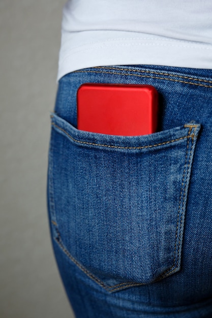 Smartphone in de achterzak van jeans