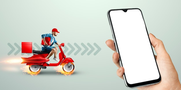 Smartphone in de hand en snelle bezorger op een rode scooter. Leveringsconcept, online bestelling, eten bezorgen, last mile, banner, sjabloon.