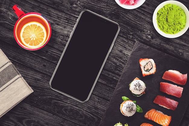 Smartphone in een sushi bar restaurant scène