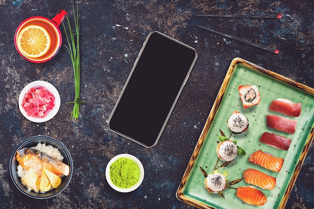 Foto smartphone in een sushi bar restaurant scène
