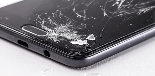 Smartphone kapot in valscherm en beschermfolie gebarsten heeft reparatie