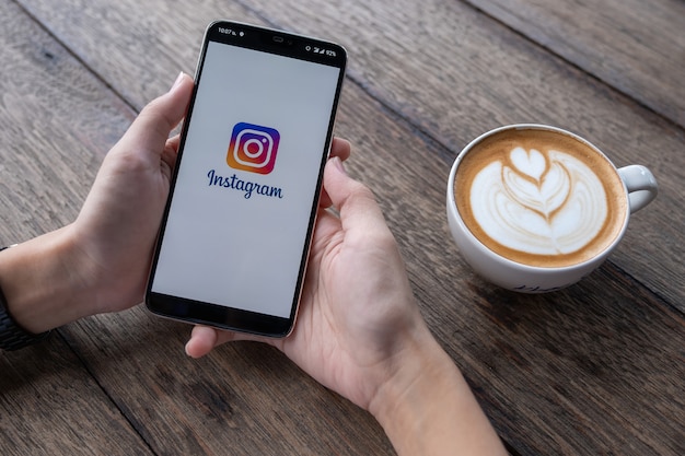 Smartphone met instagram inlogscherm.