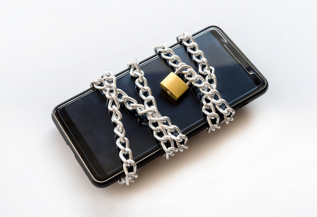 Smartphone met ketting en hangslot, veiligheidsconcept.