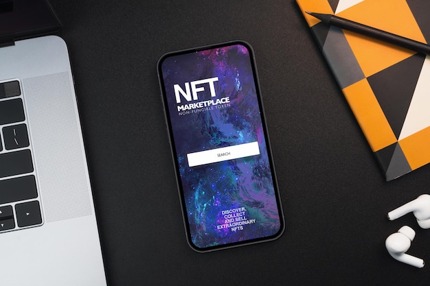 Smartphone met NFT NonFungible Token Marketplace op het scherm op zwarte achtergrond tafel Kantooromgeving Crypto art