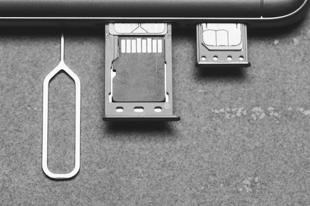 Smartphone met open SIM-slots en micro SD-geheugen