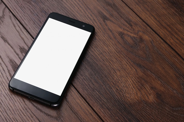 smartphone met wit scherm op houten tafel