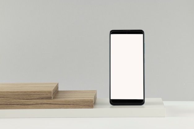 Foto display minimale per smartphone con tavole in legno