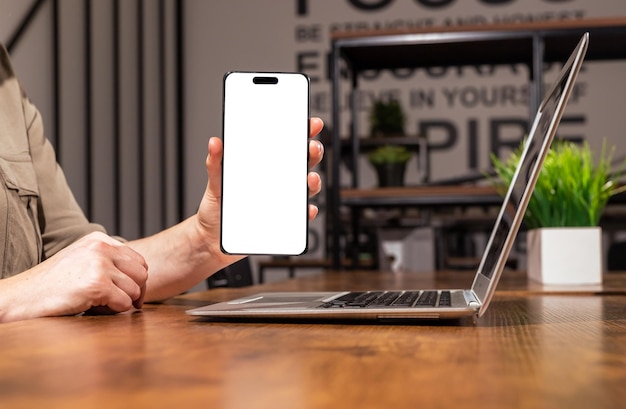 Smartphone mockup in de hand Mobiele telefoon scherm mock up gehouden door werknemer zakenman in functie