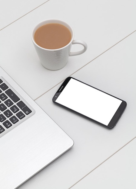 Smartphone mockup laptop en koffie op kantoortafel