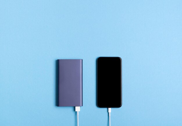 Smartphone opladen met powerbank op blauwe achtergrond