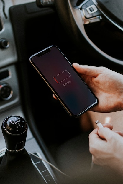 Smartphone opladen via kabel in auto