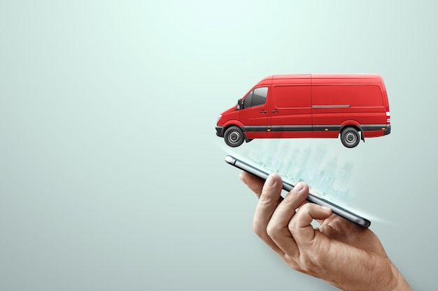 Foto smartphone e minibus rosso su sfondo chiaro. concetto di consegna, ordinazione online, applicazione telefonica, spostamento. consegna in auto ovunque.