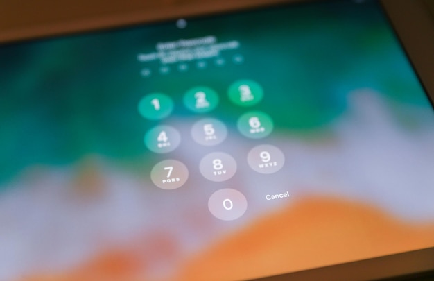 экран блокировки номера смартфона, символизирующий цифровую безопасность и контроль доступа
