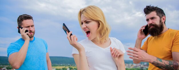 Smartphone samen vrienden die telefoon gebruiken portret van drukke mensen