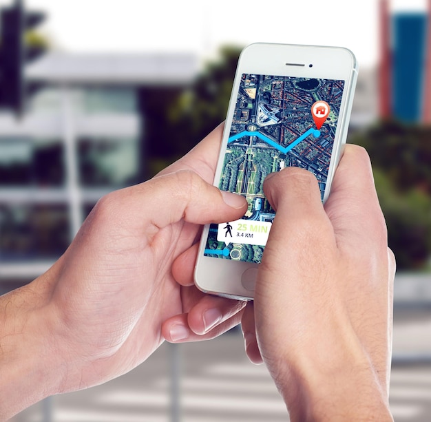 Foto smartphone-schermhanden en locatiekaart voor stads- of wegreizen of gegevensrichting en route mobiele persoon- en app-informatie of ux-reisweergave of navigatie virtueel en gids