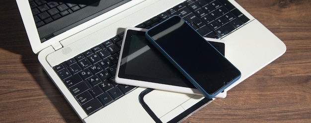 Foto smartphone tablet laptopcomputer op de houten tafel