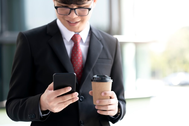 Smartphone van de jonge mensenholding voor het bedrijfswerk.