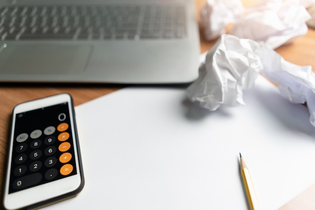 Smartphone voor rekenmachine met laptop voor kleine bedrijven