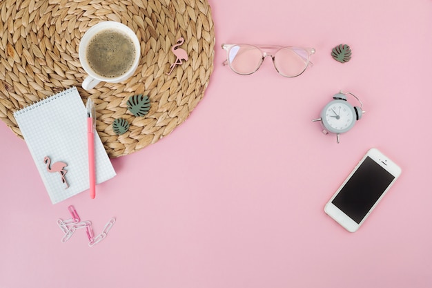 Photo smartphone with coffee cup and notepad on table