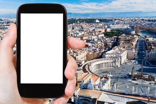 Foto smartphone con schermo ritagliato e piazza san pietro