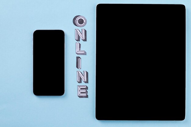 Smartphone con tablet pc su sfondo blu