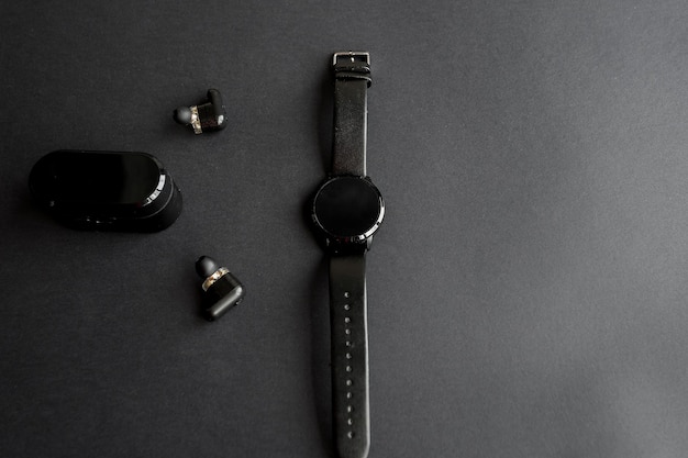 Smartwatch en koptelefoon op een monochrome achtergrond