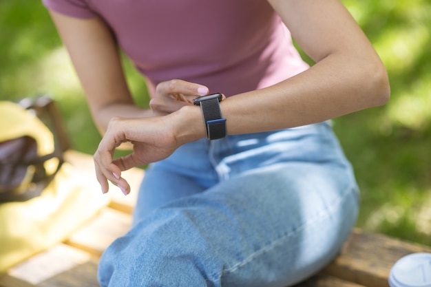 Foto orologio intelligente. una ragazza con uno smartwatch al polso