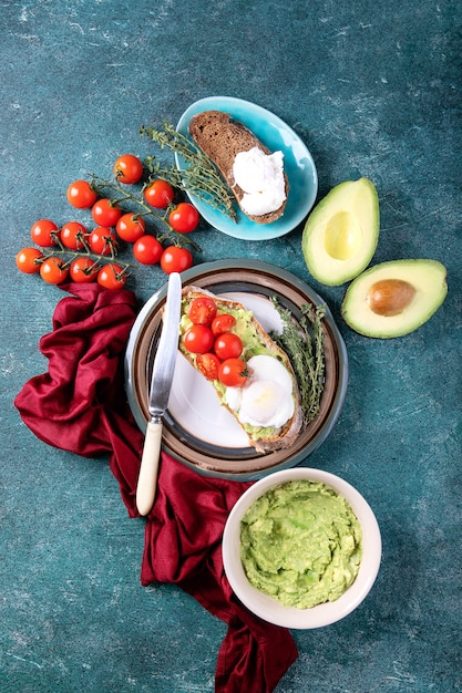 Smashed avocado toast