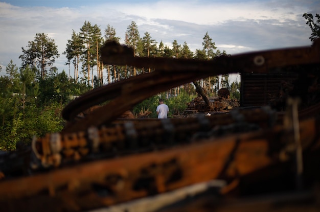전쟁에서 우크라이나에 있는 러시아 군대의 박살되고 불타버린 현대 탱크