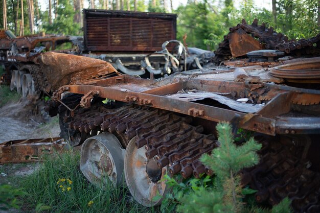 の戦争でウクライナのロシア軍の破壊され、燃やされた近代的な戦車