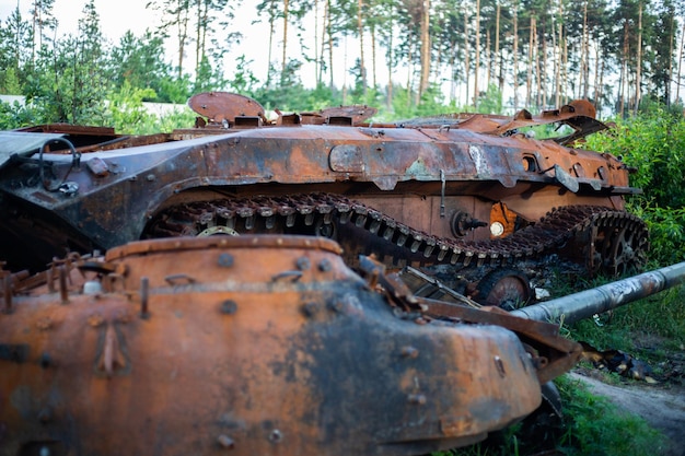 の戦争でウクライナのロシア軍の破壊され、燃やされた近代的な戦車