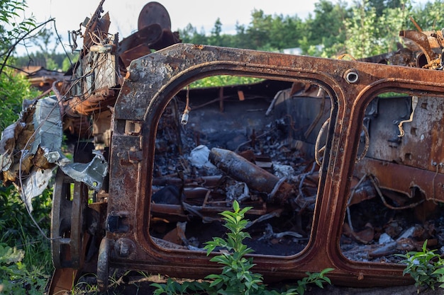 の戦争でウクライナのロシア軍の破壊され、燃やされた近代的な戦車