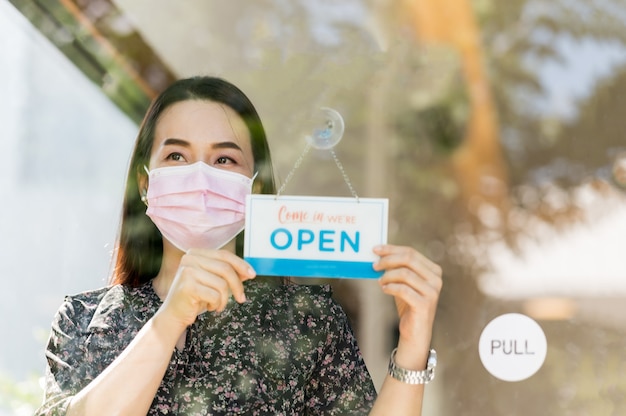 Photo sme business owner woman opens coffee shop and food,after the government relax quarantine measures to prevent epidemic.