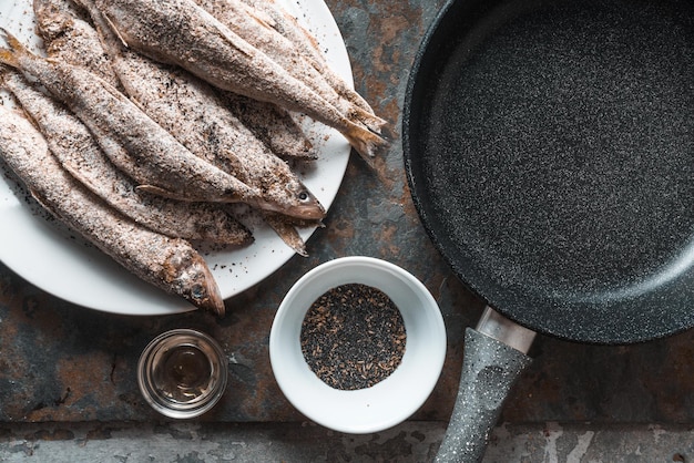 Smelt op een bord koekenpan zout en kruiden