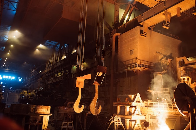 Smelten van metaal in een staalfabriek. Metallurgische industrie.