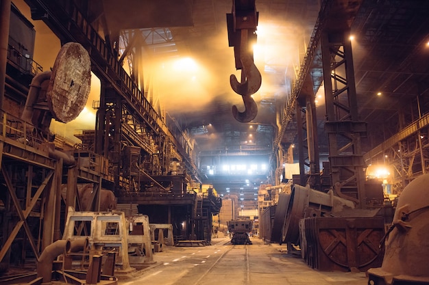 Smelten van metaal in een staalfabriek. Op hoge temperatuur in de smeltoven.