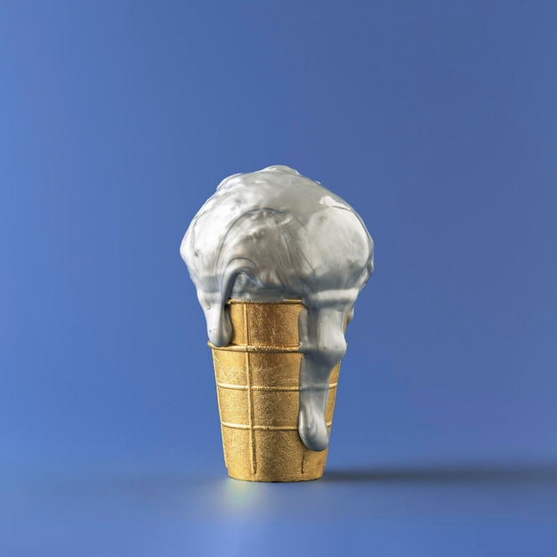Smeltend metallic ijs in een gouden beker op een blauwe achtergrond Creatief concept voor een premium sale