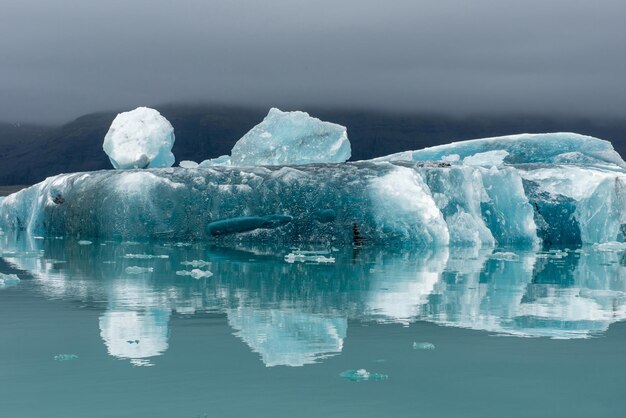 Smeltende ijsbergen als gevolg van de opwarming van de aarde en klimaatverandering drijven in de gletsjerlagune Jokulsarlon Vatnajokull National Park IJsland