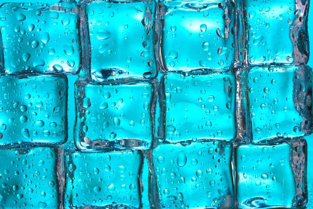 Foto smeltende ijsblokjes op blauwe close-up